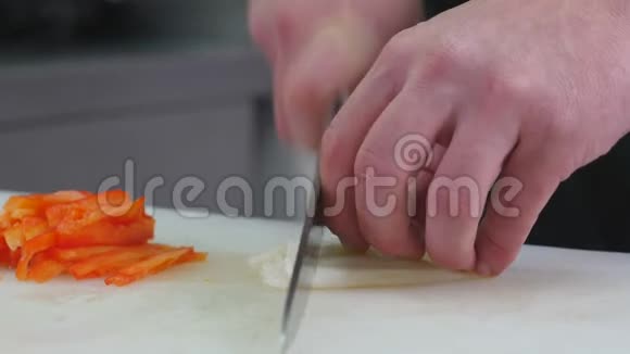 厨师准备一盘蔬菜视频的预览图