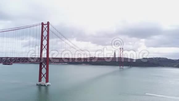 里斯本特霍河四月二十五日著名大桥的空中景观视频的预览图