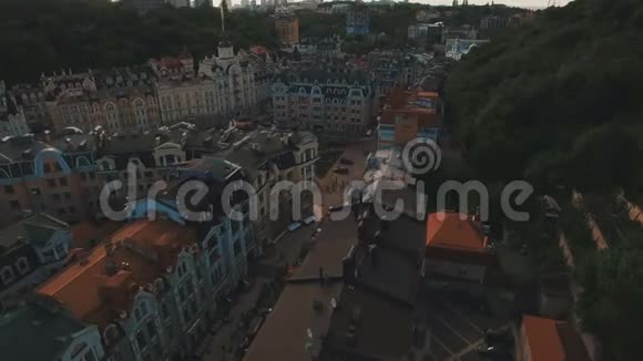 在古老狭窄的欧洲街道上五颜六色的建筑物屋顶下钻视频的预览图