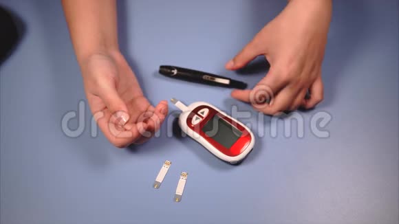糖尿病自我检测女人做血糖测试视频的预览图