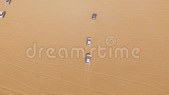 在阿布扎比沙漠的沙丘上驾驶4x4越野车库存沙漠越野车的俯视图视频的预览图