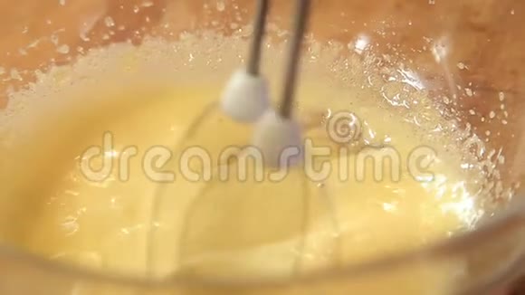 把鸡蛋和糖放在玻璃碗里视频的预览图