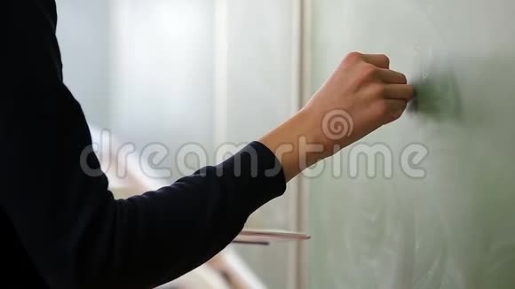 学生站在黑板前用粉笔写字视频的预览图