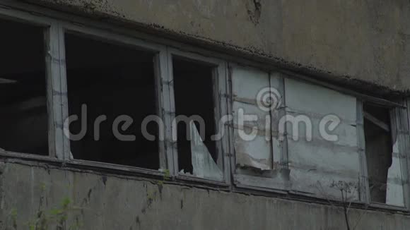 在一座旧建筑里打碎了玻璃废弃建筑窗户破损视频的预览图