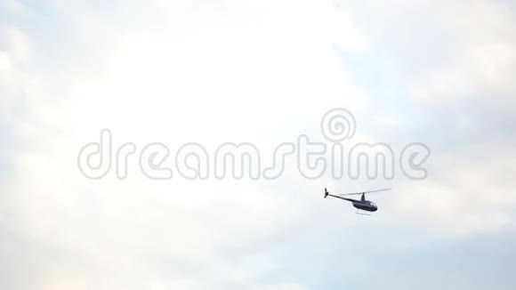 私人直升机在灰色的云层中飞行视频的预览图