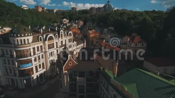 在古老狭窄的欧洲街道上五颜六色的建筑物屋顶下钻视频的预览图