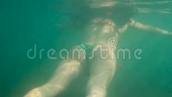 比基尼美女在蓝海水下潜水水下射击视频的预览图