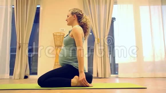 孕妇练习瑜伽视频的预览图