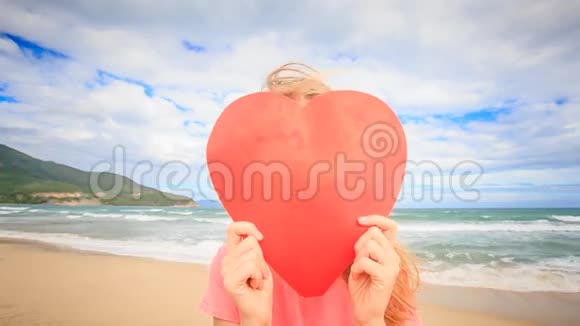 红心男身后的金发女郎出现在沙滩上接吻视频的预览图