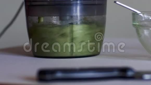 新鲜的绿色冰沙在搅拌机里关门视频的预览图