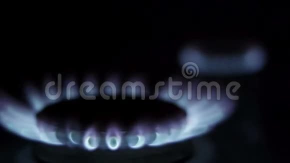 炉子里有两个煤气燃烧器视频的预览图