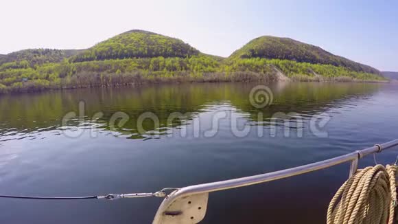 春季海岸白钢游艇甲板侧景视频的预览图