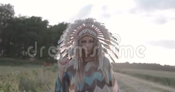 美国印第安人看着美丽的女人和太阳跳舞视频的预览图