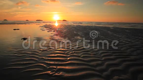 美丽的日落在热带岛屿的岸边科昌视频的预览图