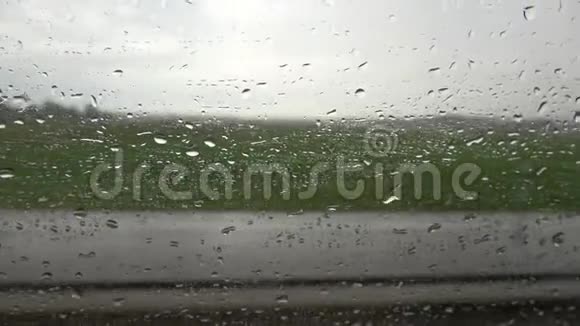 公共汽车车窗和车速背景下的雨水视频的预览图