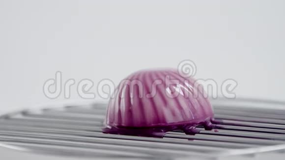 紫色镜面釉覆盖蛋糕的工艺视频的预览图
