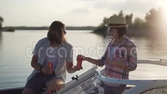 年轻夫妇在摩托艇上互相残杀视频的预览图