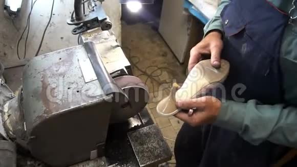鞋匠在机器上轻敲一下视频的预览图