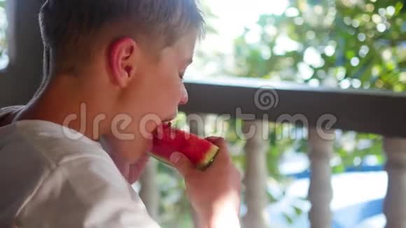 在炎热的夏天孩子吃了一个甜多汁的西瓜视频的预览图