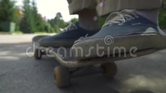 滑板男孩骑在滑板公园户外橙色滑板脚穿鞋滑板甲板滑板是视频的预览图