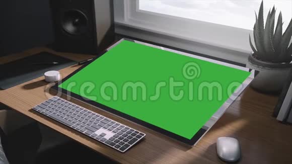 绿色屏幕电脑办公室里的电脑和键盘绿色屏幕画面视频的预览图