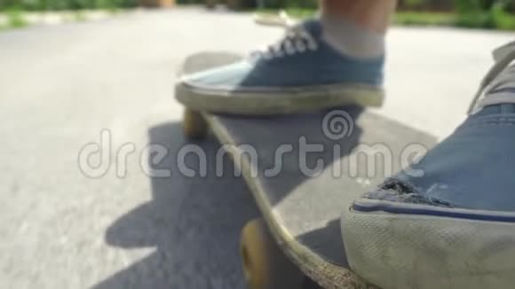 滑板男孩骑在滑板公园户外橙色滑板脚穿鞋滑板甲板视频的预览图