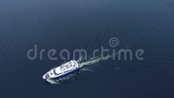 豪华游艇出海的鸟瞰图远洋旅行船邮轮假期视频的预览图