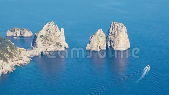 意大利卡普里岛著名的Faraglioni岩石的鸟瞰图视频的预览图