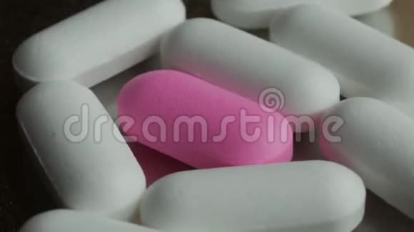 医学和药物许多药片和胶囊打开银背景视频的预览图