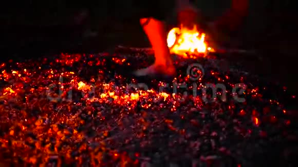 人们光着脚在火上奔跑视频的预览图