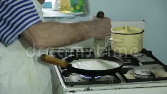 祖父为全家准备食物一位老人在厨房准备食物视频的预览图
