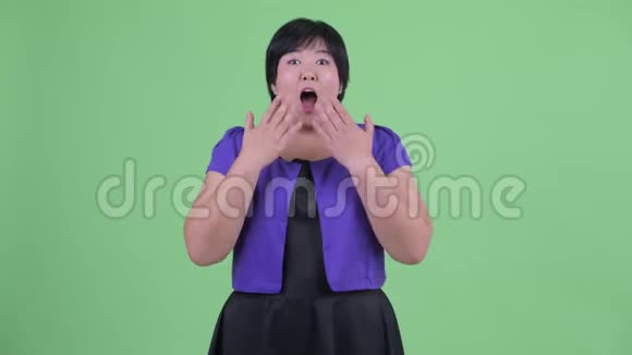 快乐年轻的超重亚洲女人惊讶视频的预览图