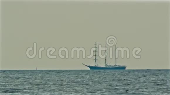 水手在地平线上平静的大海视频的预览图