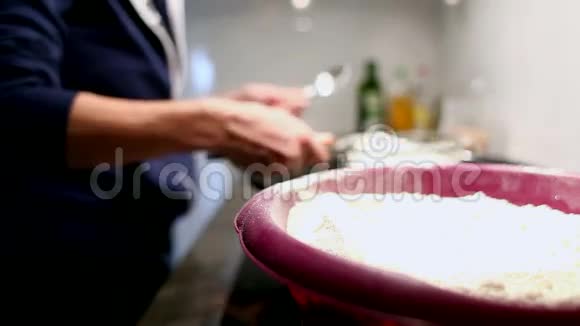 准备蛋糕原料的女人视频的预览图