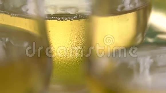 宴会上的香槟酒洒在酒杯上这是重要事件熟悉的特征一杯冷饮视频的预览图