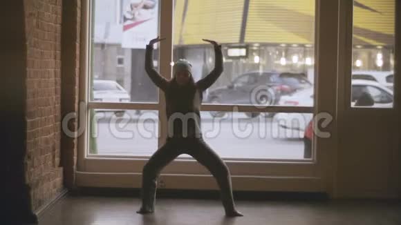 亚洲女人靠窗跳舞视频的预览图