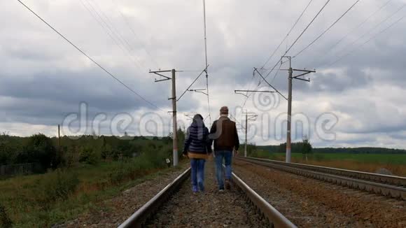 两个人在铁轨上行走视频的预览图