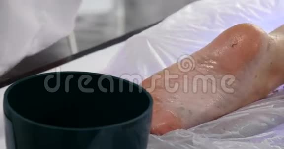 按摩专家在美容水疗中心按摩妇女的双脚视频的预览图