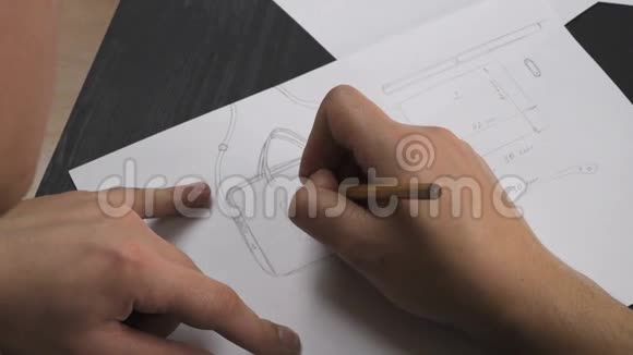 这位艺术家绘制了他的产品草图视频的预览图