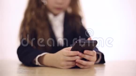女学生用手机玩游戏视频的预览图