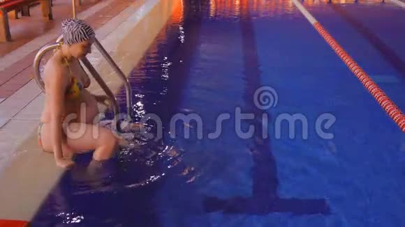 孕妇从坐姿跳入游泳池视频的预览图