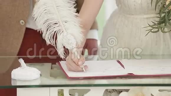 结婚典礼新婚夫妇留下签名视频的预览图