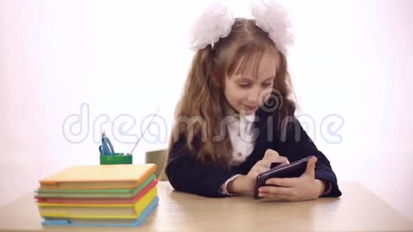 女学生用手机玩游戏视频的预览图