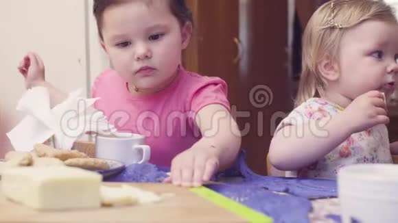 两个姐妹在餐桌上吃早餐视频的预览图