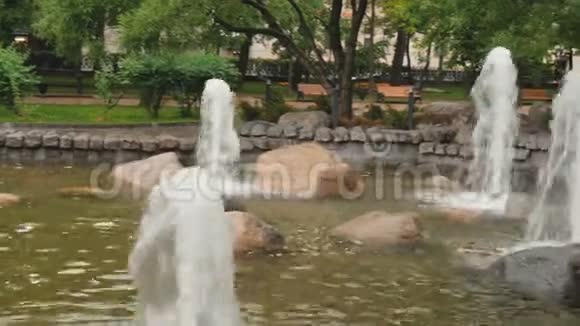 城市公园里美丽的喷泉为当地人和城市游客提供的传统休憩场所视频的预览图