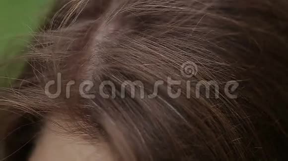 一个年轻女孩用她的手把头发剪直视频的预览图