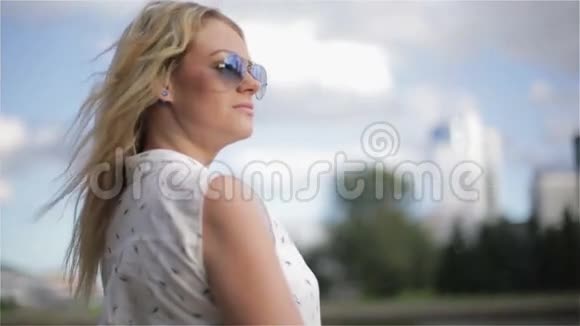 一个戴太阳镜的年轻女孩在享受夏日视频的预览图