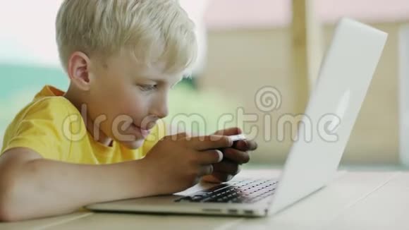 有电话和电脑的男孩视频的预览图