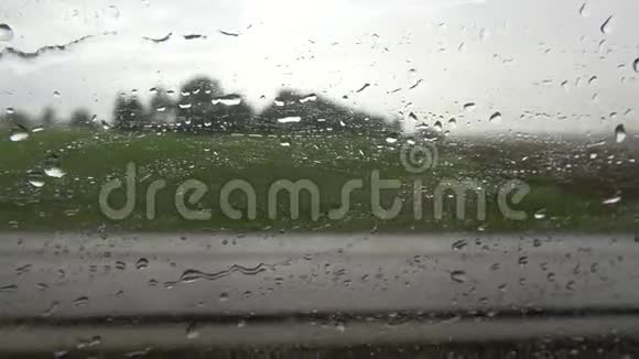 雨滴背景路上的公共汽车车窗视频的预览图