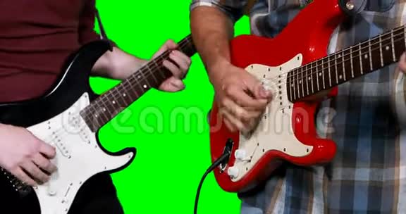 弹吉他的男乐师中段视频的预览图